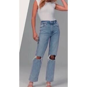 Abercrombie & Fitch - The 90's Straight Ultra
High Rise/ 10